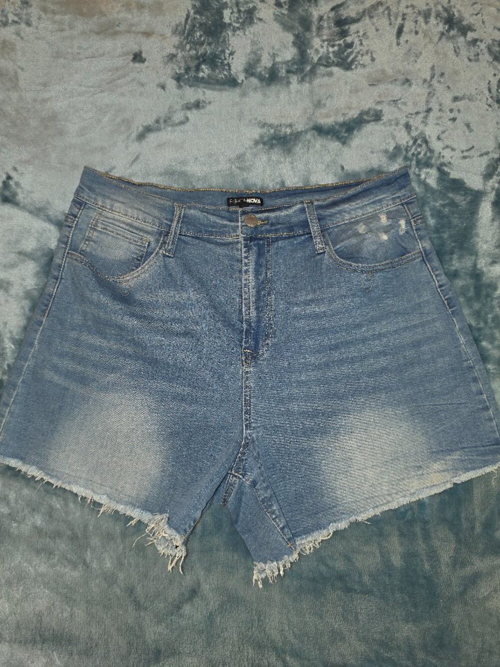 Denim shorts rip detail in the front
